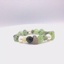 Cargar y reproducir el video en el visor de la galería, Peridot Bead and Nugget with Pearl Bracelet
