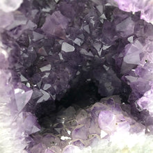 将图片加载到图库查看器，Closer view of Amethyst Geode
