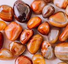 Cargar imagen en el visor de la galería, Carnelian tumbled stones
