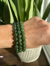 将图片加载到图库查看器，Green Jade bead bracelet on a human&#39;s hand
