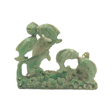 Cargar imagen en el visor de la galería, Hand-Carved Burmese Jade Sculpture of Fishes in the Sea
