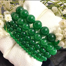 将图片加载到图库查看器，Dyed Jade bead bracelets, different bead sizes, on an equipment
