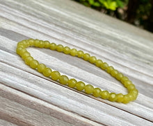 Cargar imagen en el visor de la galería, Olive Jade Bracelet (Faceted)
