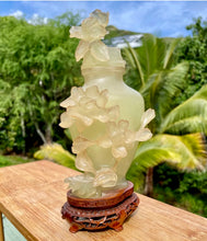 Cargar imagen en el visor de la galería, Jade Beauty: Exquisite Floral Carved Snuff Urn
