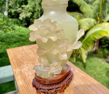 Cargar imagen en el visor de la galería, Jade Beauty: Exquisite Floral Carved Snuff Urn
