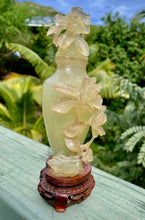 Cargar imagen en el visor de la galería, Jade Beauty: Exquisite Floral Carved Snuff Urn
