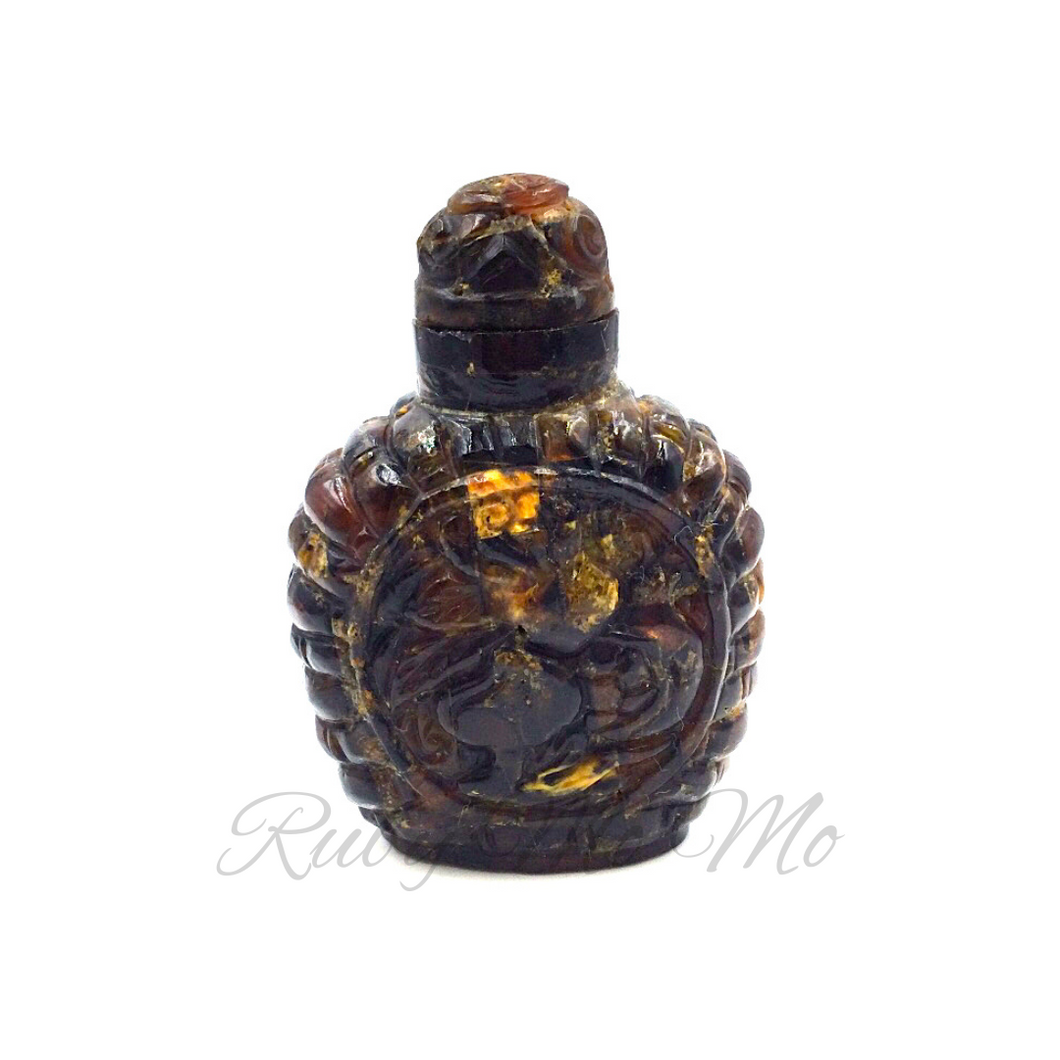 A Hand-Carved Snuff Bottle with Basket Weave Design