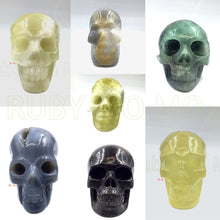 将图片加载到图库查看器，Different stones of skull heads
