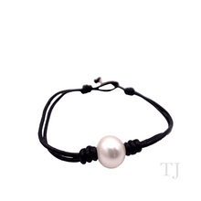 Cargar imagen en el visor de la galería, Freshwater Pearl in Black Leather Bracelet
