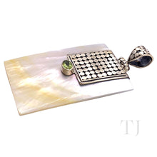 Cargar imagen en el visor de la galería, Pearl Rectangular Shape Pendant with Peridot in Sterling Silver
