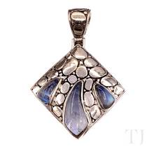 Cargar imagen en el visor de la galería, Moonstone Pendant in Rhombus Sterling Silver Frame
