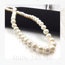 Cargar imagen en el visor de la galería, Freshwater Pearl Long Necklace with Metal Heart
