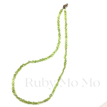 Cargar imagen en el visor de la galería, Peridot Round Chip Necklace in Sterling Silver 925
