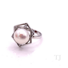 Load image into Gallery viewer, Freshwater Pearl with hexagon frame Ring in 925
