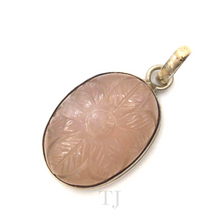 Cargar imagen en el visor de la galería, Rose Quartz Flower in Oval Pendant Sterling Silver
