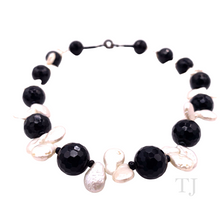 Cargar imagen en el visor de la galería, Black Onyx Faceted with Baroque Pearl Necklace with silver clasp
