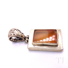 Cargar imagen en el visor de la galería, Carnelian square pendant in sterling silver side view
