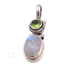 Cargar imagen en el visor de la galería, Moonstone Oval Cabochon &amp; Peridot Pendant in Sterling Silver
