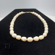 Cargar imagen en el visor de la galería, Freshwater Baroque Pearl Necklace (Knotted)
