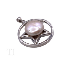 Cargar imagen en el visor de la galería, Freshwater Pearl Pendant in Sterling Silver
