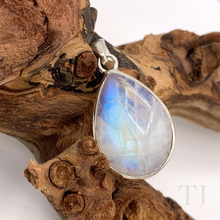 Cargar imagen en el visor de la galería, Moonstone Tear Drop Pendant in Sterling Silver
