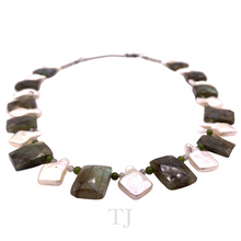 Cargar imagen en el visor de la galería, Labradorite Flat &amp; Square Pearl Necklace
