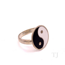 Cargar imagen en el visor de la galería, Black Onyx in Yin-Yang Designed Sterling Silver Ring
