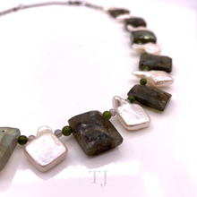 Cargar imagen en el visor de la galería, Labradorite Flat &amp; Square Pearl Necklace
