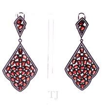 Cargar imagen en el visor de la galería, Garnet Rhombus Shape Earrings in Sterling Silver
