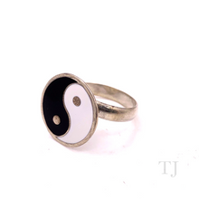 Cargar imagen en el visor de la galería, Black Onyx in Yin-Yang Designed Sterling Silver Ring
