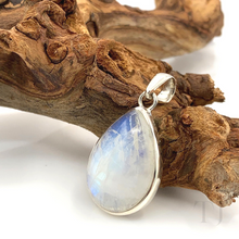 Cargar imagen en el visor de la galería, Moonstone Tear Drop Pendant in Sterling Silver
