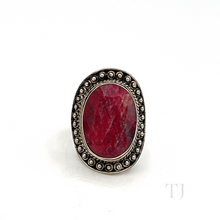 Cargar imagen en el visor de la galería, Front view of Indian Ruby faceted cut ring in sterling silver
