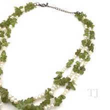 Cargar imagen en el visor de la galería, Peridot Chip &amp; Pearl 3 Layered Necklace
