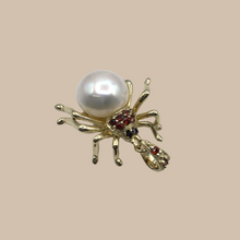 Cargar imagen en el visor de la galería, Pearl Spider Pendant with gold coated
