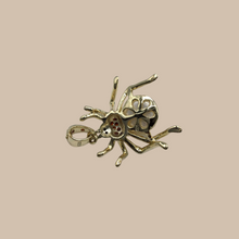 Cargar imagen en el visor de la galería, Pearl Spider Pendant with gold coated
