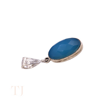 Cargar imagen en el visor de la galería, Blue Calcedony faceted oval shape in a sterling silver setting pendant with a bail
