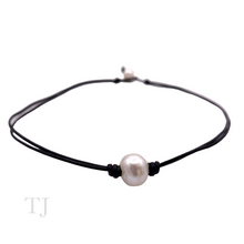 Загрузить изображение в средство просмотра галереи, Freshwater Pearl in Black Leather Necklace
