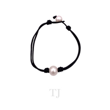 Cargar imagen en el visor de la galería, Freshwater Pearl in Black Leather Bracelet
