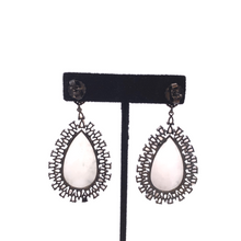 Cargar imagen en el visor de la galería, moon stone Earrings In sterling Silver
