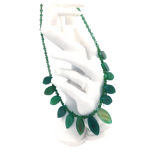 Cargar imagen en el visor de la galería, Malachite Necklace with Oval Shape Pendant
