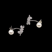 Загрузить изображение в средство просмотра галереи, Pearl Earring with diamonique letter
