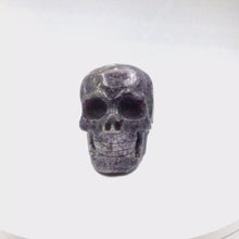 Загружайте и воспроизводите видео в средстве просмотра галереи Lepidolite Skull Head
