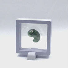 Cargar y reproducir el video en el visor de la galería, Ying and Yang hand-carved burmese jade
