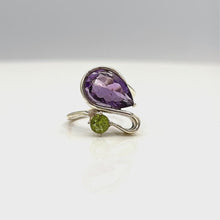 Cargar y reproducir el video en el visor de la galería, Swan shaped amethyst sterling silver ring
