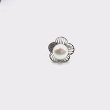 Загружайте и воспроизводите видео в средстве просмотра галереи Freshwater Pearl Flower Ring in Sterling Silver 925
