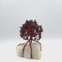 Cargar y reproducir el video en el visor de la galería, Garnet Tree with Quartz base
