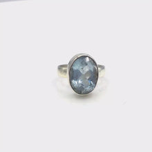 Cargar y reproducir el video en el visor de la galería, aquamarine oval ring in sterling silver video
