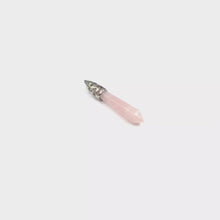 Загружайте и воспроизводите видео в средстве просмотра галереи Rose Quartz Large Point Pendant
