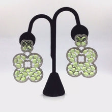 Загружайте и воспроизводите видео в средстве просмотра галереи Peridot earrings in sterling silver
