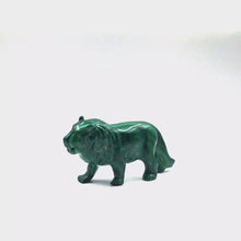 在图库查看器中加载和播放视频，手工雕刻的孔雀石狮子雕像

